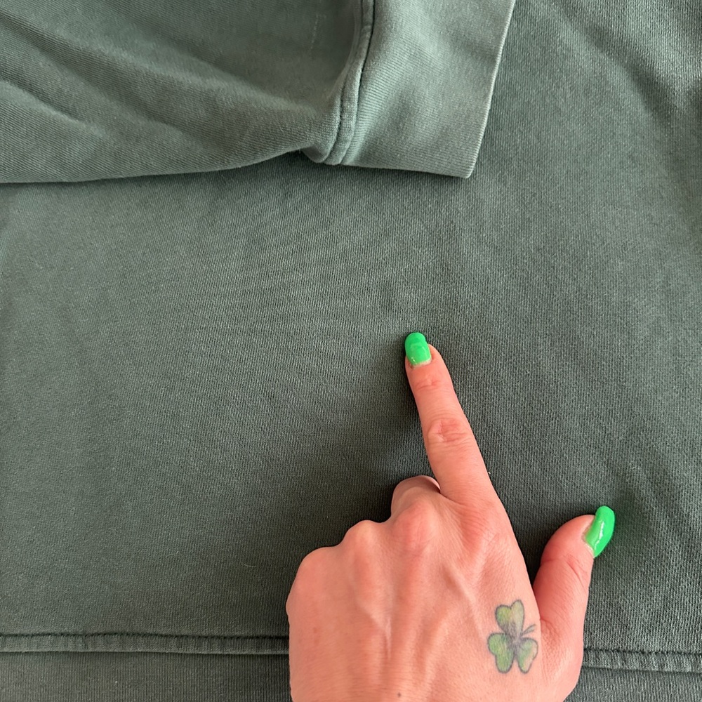 Carhartt Woman’s Green Multicolor Logo Cropped Crewneck size XL - Picture 4 of 4